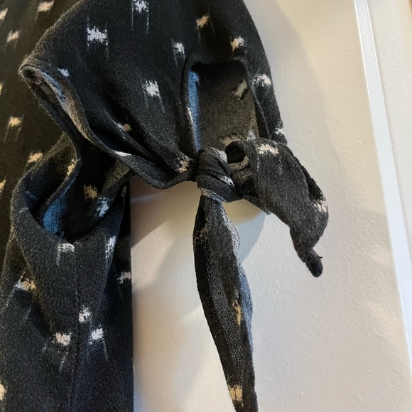 Universal Thread Black Faux Wrap Top Tie Sleeves Medium - Picture 3 of 10